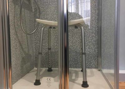 Une salle de bains “antichute” pour Senior