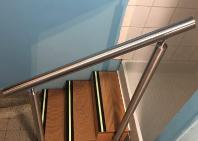 Une douche accessible via un escalier sécurisé