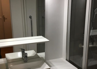 Un espace douche pour une chaise à roulettes