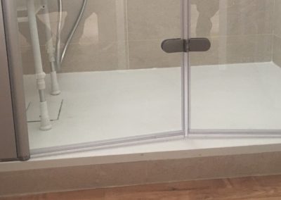 Abaisser le seuil d’une douche pour un Senior